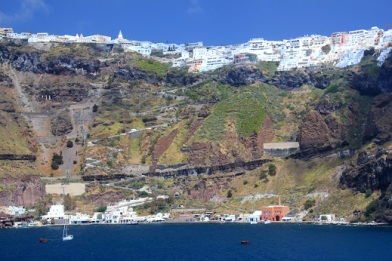 The cable car and path up to Fira. 