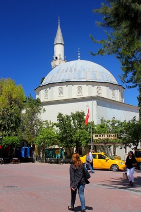 The main Mosque and city square are clean and tidy. 