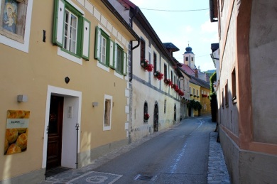 The tiny streets of Wosendorf leading up to some small cellar doors which also serve cold platters. 