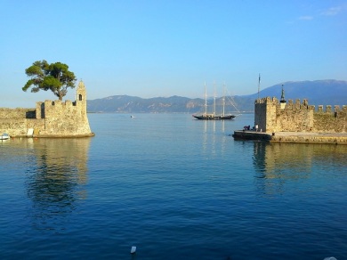 The tiny port of Nafpraktos. 