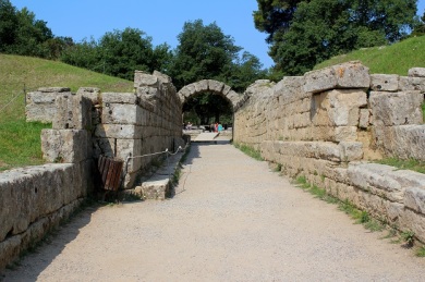 Reverse view of the entrance tunnel. 