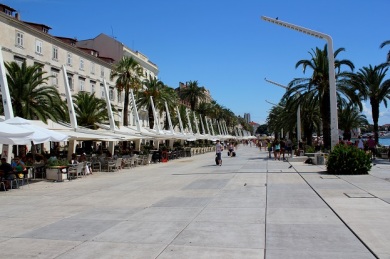 Not many people on the Promenade when it is over 30 Deg C. 