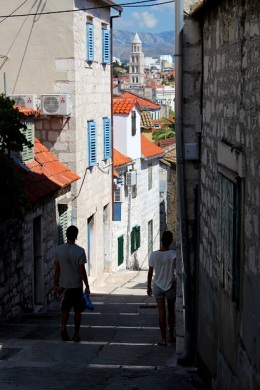 The narrow roadway back down to the town centre. 
