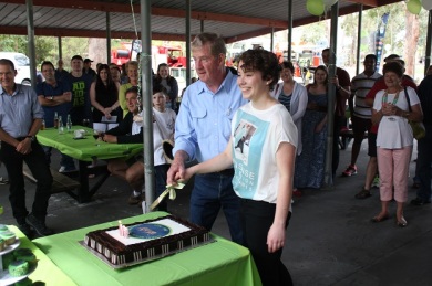 Dural's oldest and youngest current members cutting the cake. Al MacIntosh and Rebecca Robinson. 